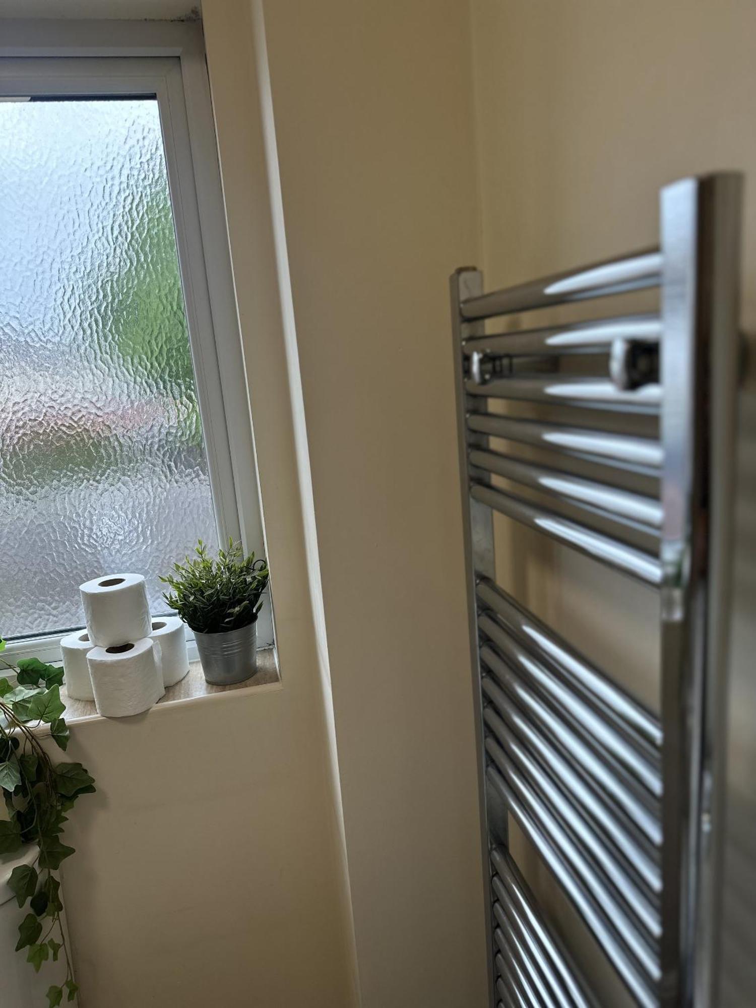 2 Bdr City Centre Apartment With Parking Cardiff Eksteriør billede